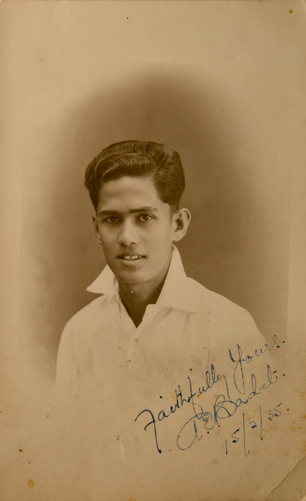 Portrait sigend Faithfully Yours A E. Badal 15/2/35